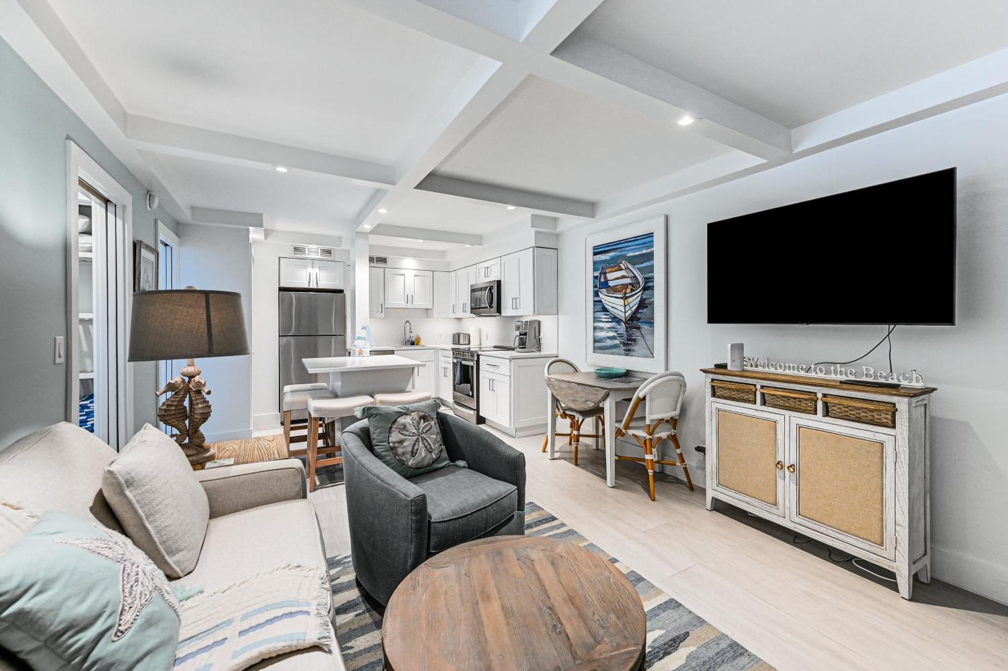Coastal Downtown Naples Condo - Walk To The Beach! Exterior photo